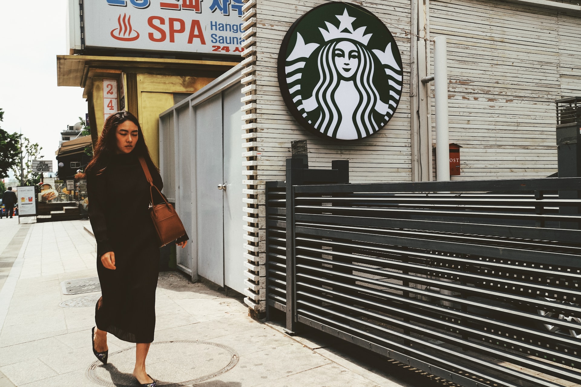 8 Amazing Starbucks Employee Benefits DailyGam Finance